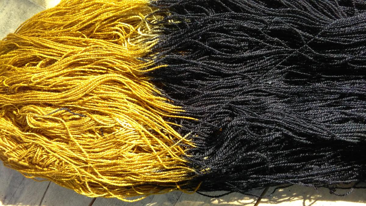fire lână vopsite în culorile auriu și negru